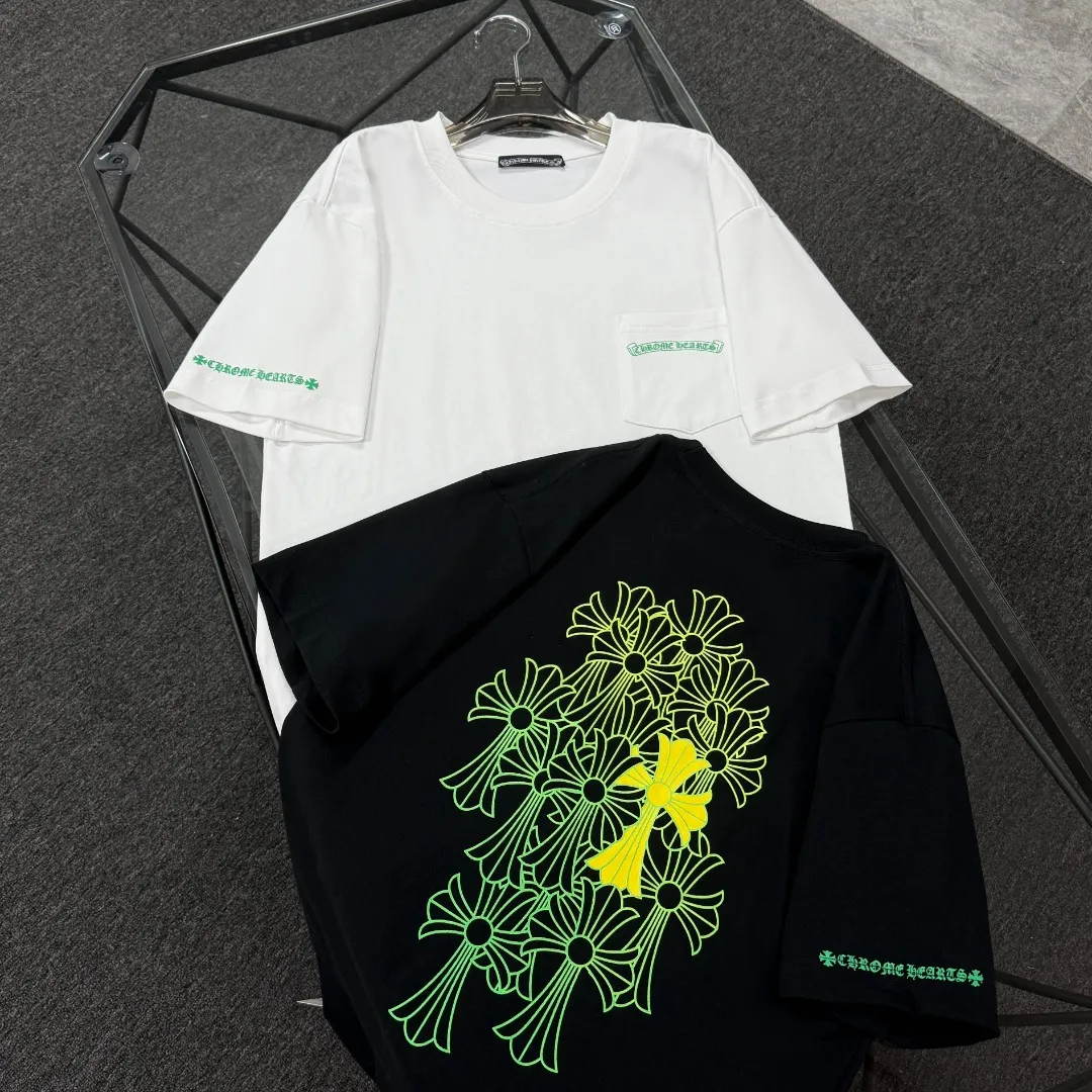P180 Chrome Hearts Chrome Hearts 25 high-end versions. The fabric is made of 300 grams of high-density pure cotton. It does not deform or shrink. It has three labels. It is the same style for men and women. Technology: suede foaming + digital printing. Color: white, black. SIZE: S-XL.